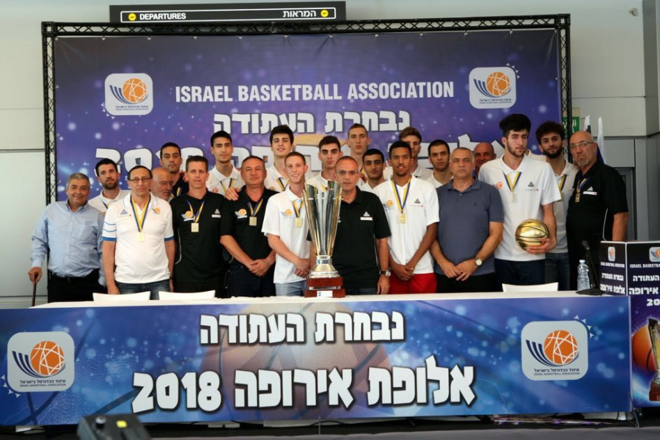 נבחרת ישראל ואריק פינטו משמאל (צילום: אביב גוטליב)