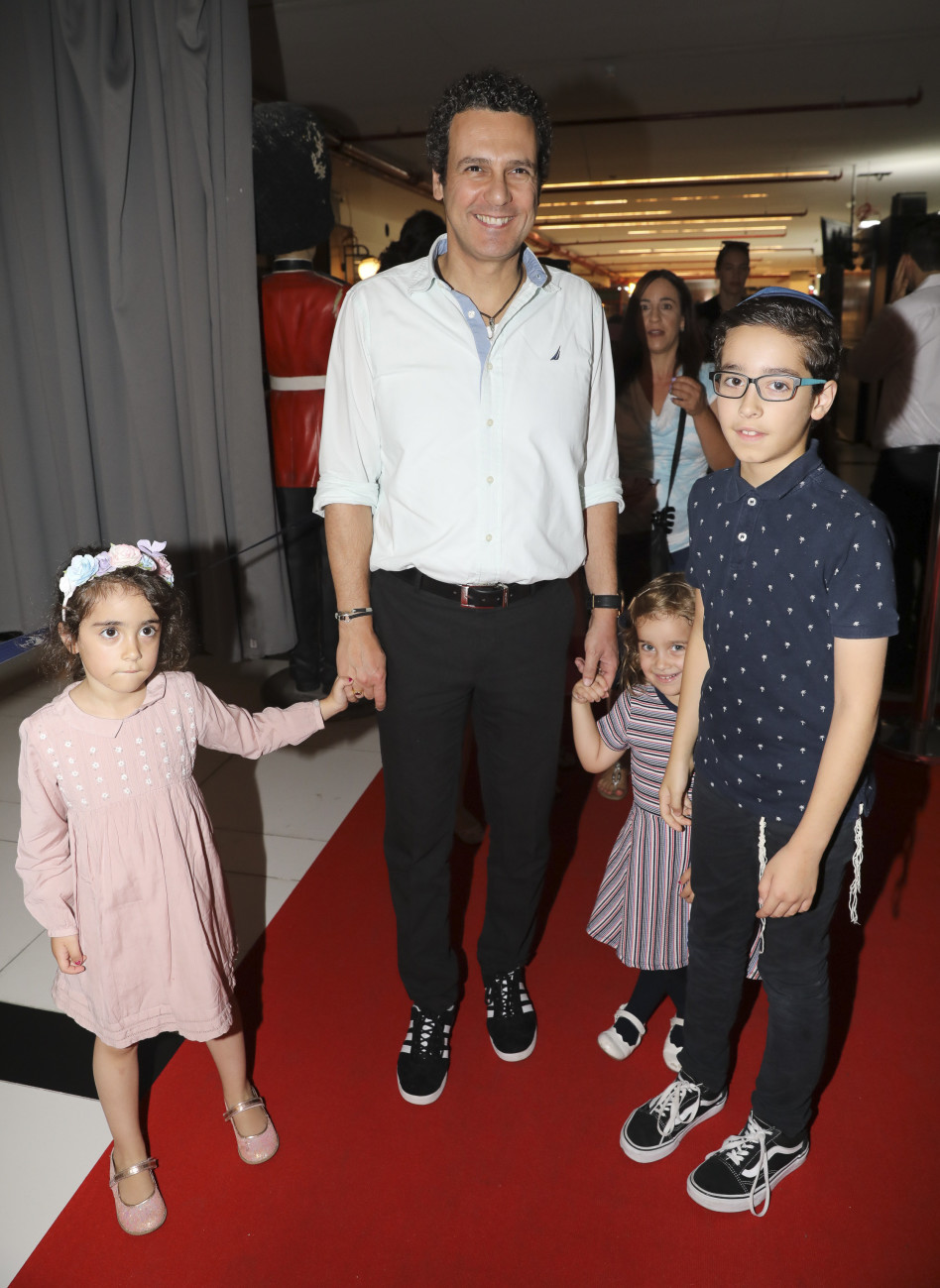 איפה עדן? עודד מנשה עם שלושה מילדיו