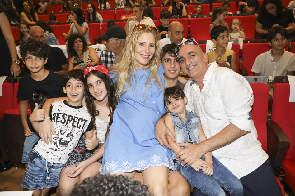 נוכחות מלאה. יובל המבולבל ומשפחתו (צילומים: רפי דלויה)