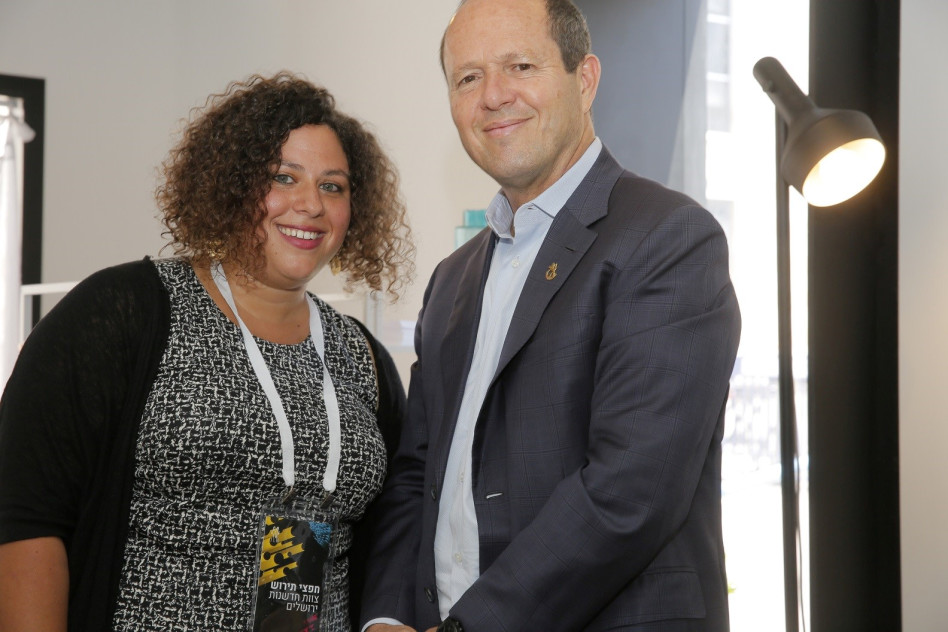 ניר ברקת וחפצי תירוש (צילום: רונן חורש)