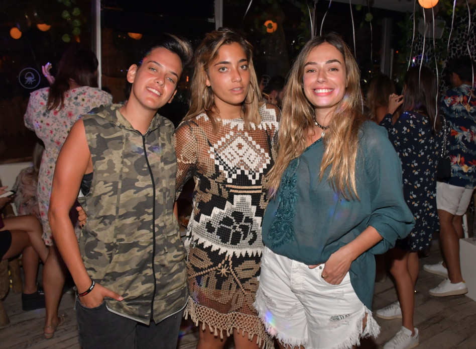 לא הצטלמה עם אחיה. אוולין, נטע ברזני ועדי כרמלי