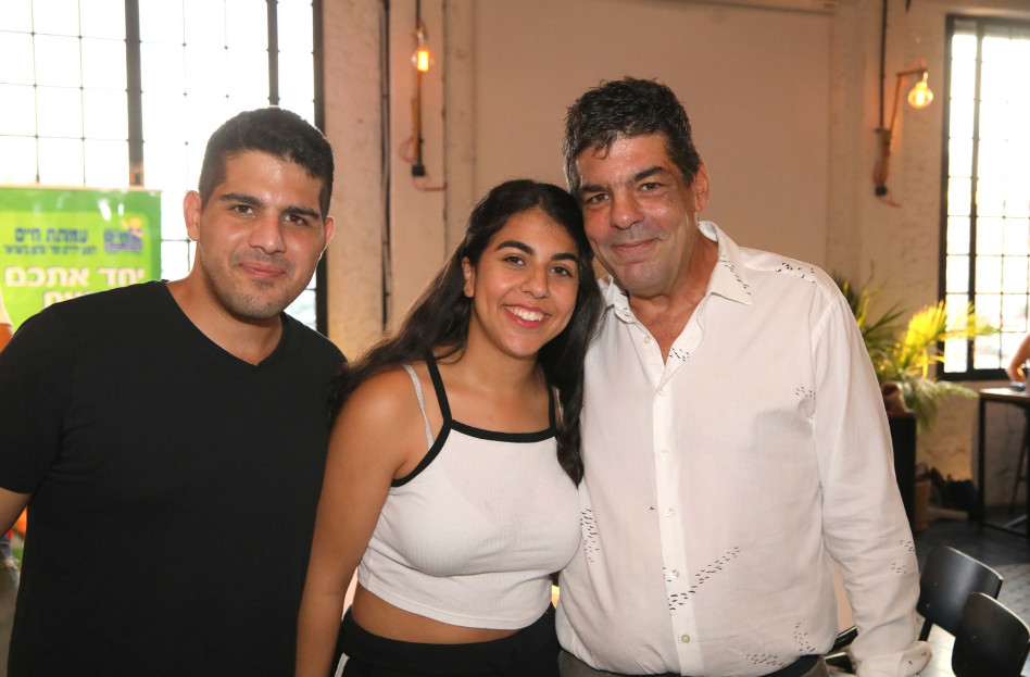 אבי קסטרו עם ילדיו ליה מור ורון