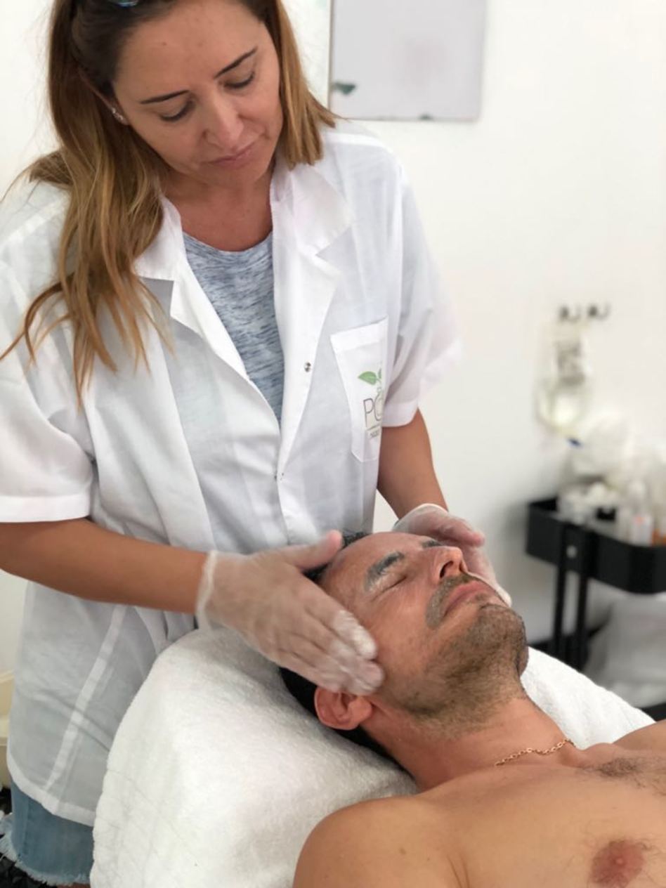 מתפנק רגע לפני הטיסה. גיא זוארץ ופולה