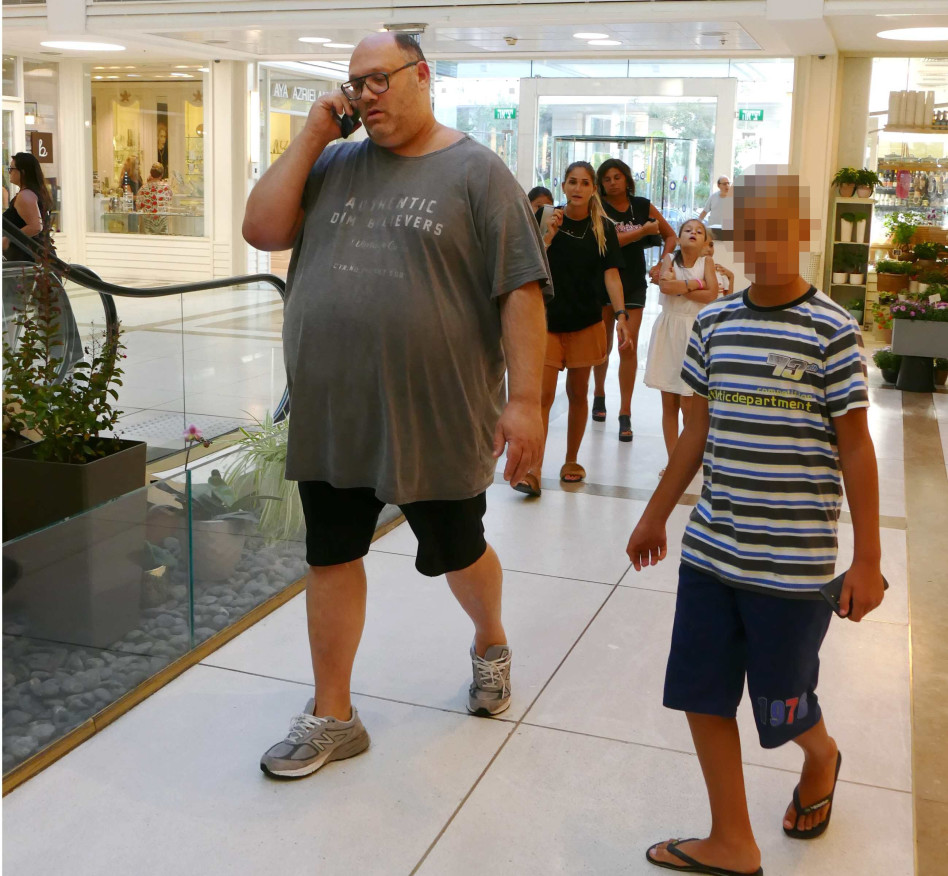 נראה שהוא בשיחה רצינית. מושיק רוט (צילום: אמיר מאירי)