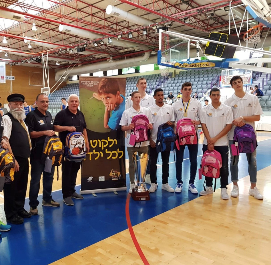 שחקני נבחרת הקדטים, פיני גרשון, אריאל בית הלחמי והרב יעקב גלויברמן (צילום: בנצי גלויברמן)