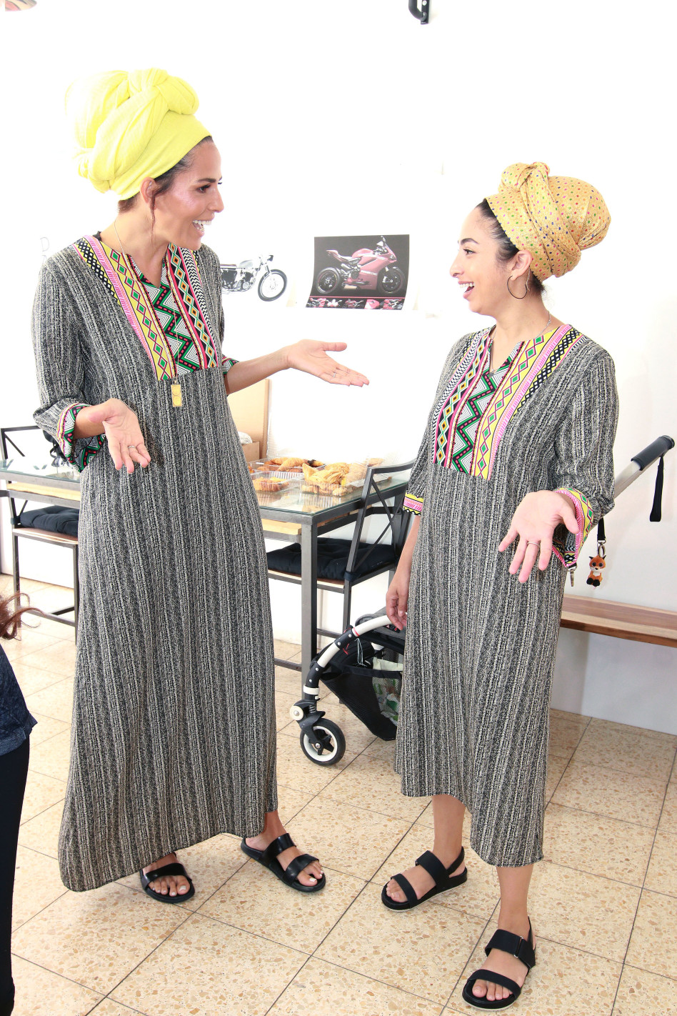 לינור אברג'יל ויפית אטיאס הגיעו במקרה באותה שמלה