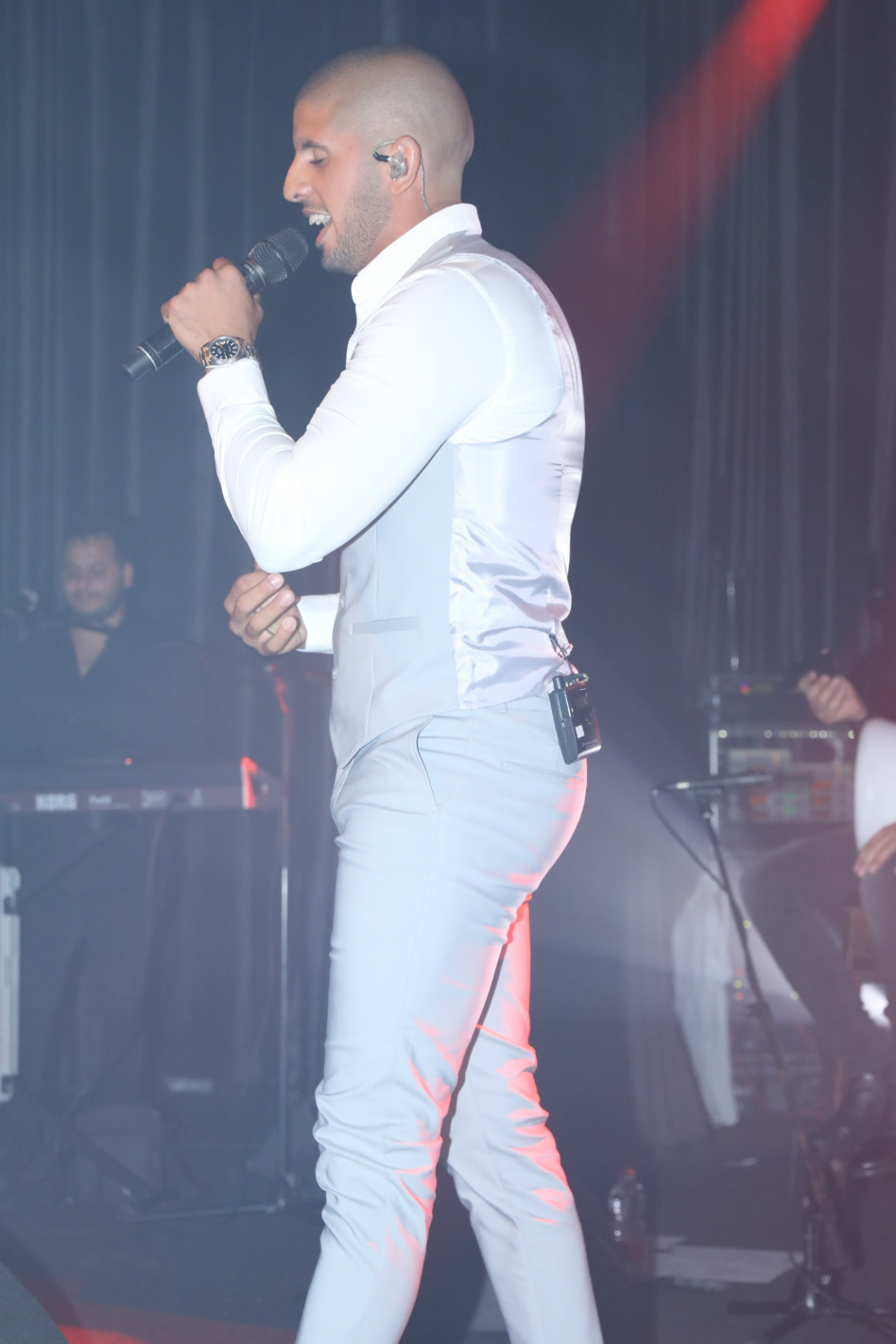 רן שפיר על השולחן. צילום: רפי דלויה