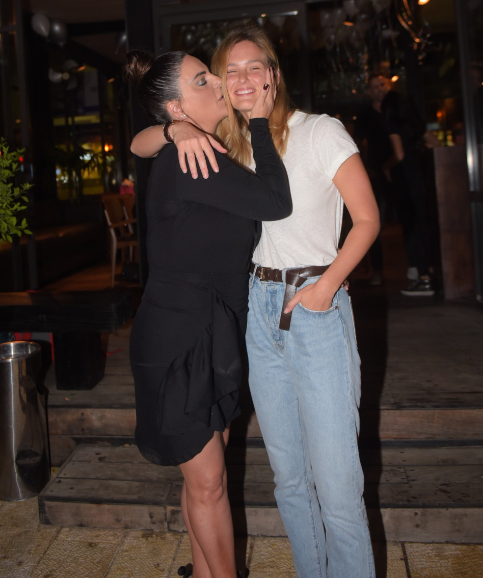 בין הבודדות שיוציאו את ברבור מהבית בשעת לילה מאוחרת. בר רפאלי ואופירה אסייג (צילום: אבלשום ששוני)