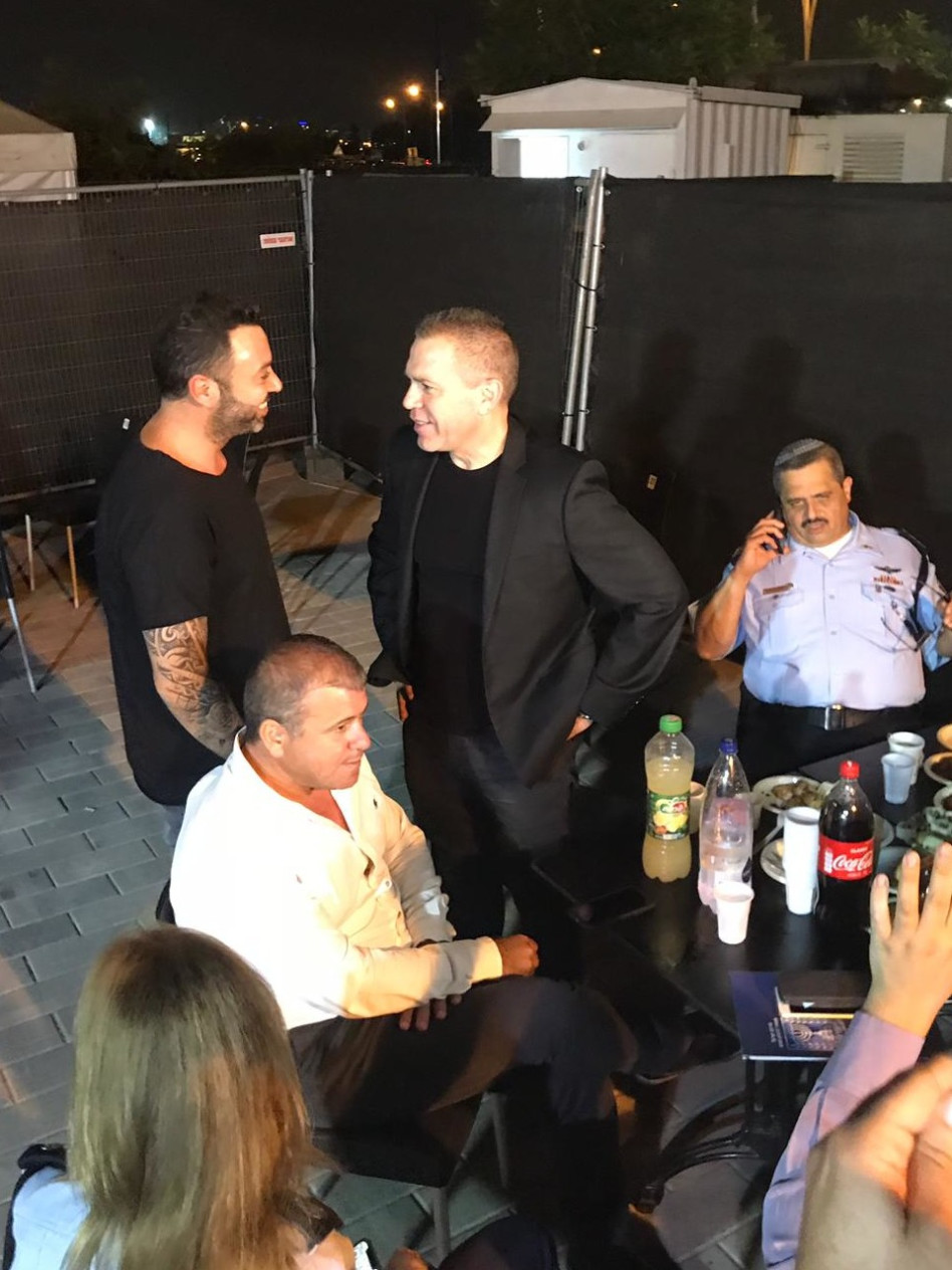 ליאור נרקיס מאחורי הקלעים עם גלעד ארדן (צילומים באדיבות עופר מנחם תקשורת)