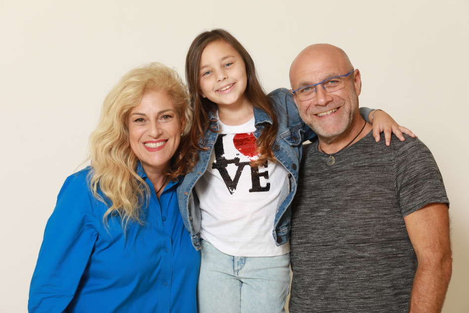 דביר בנדק, ילדת משאלה אלה ודניס בר אהרון מייסדת העמותה (צילום: אילן בשור)