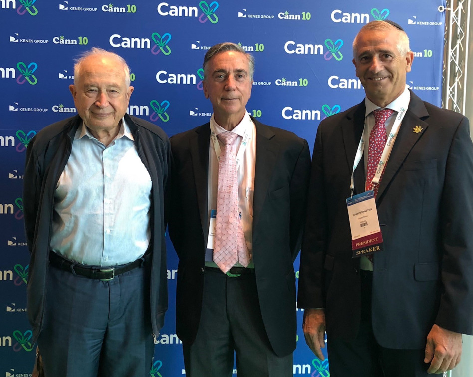 יוסי בורנשטיין יחד עם פרופ׳ רפאל משולם ופרופ׳ דונלד אברמס (צילום: פרו אסטרטגיה)