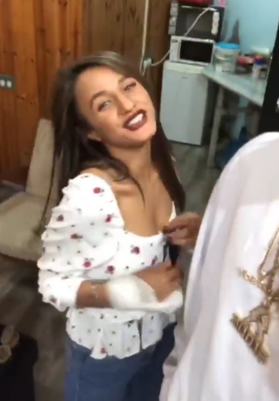 עם היד החבושה (צילום: אינסטגרם)