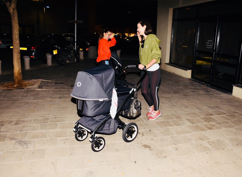 שומרות אחת על השניה