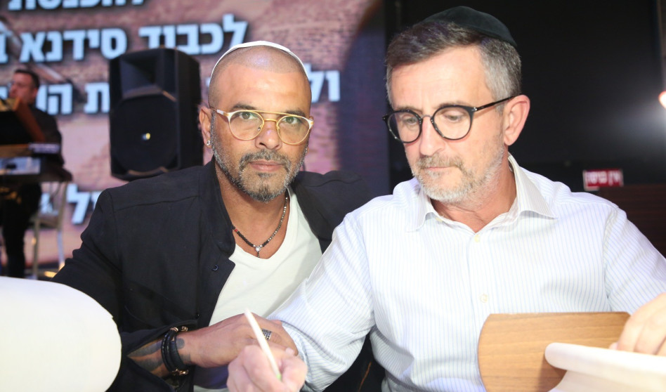 אייל גולן חותם בספר