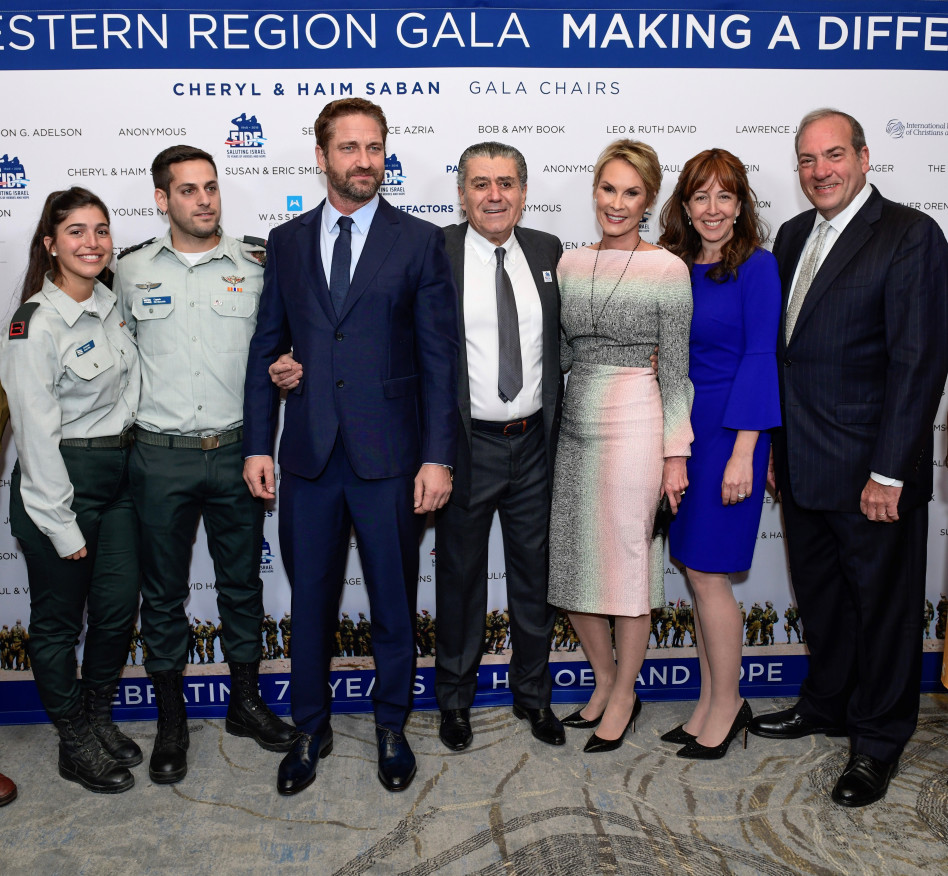 יחיאל וג'ואל אקשטיין, שריל וחיים סבן, ג'ראד באטלר וחיילי צה"ל (צילום: שחר עזרן)