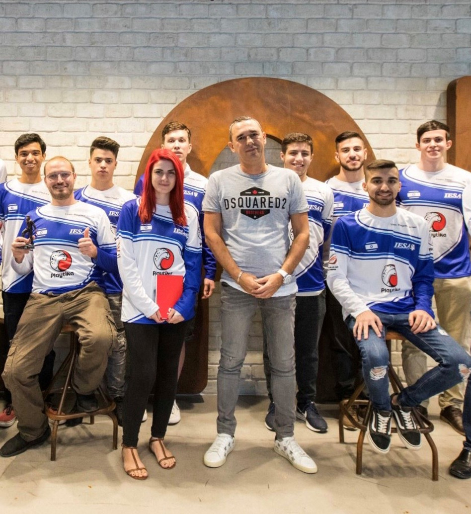 רוברט אנטוקול וחברי הנבחרת (צילום: אפי שמייח)