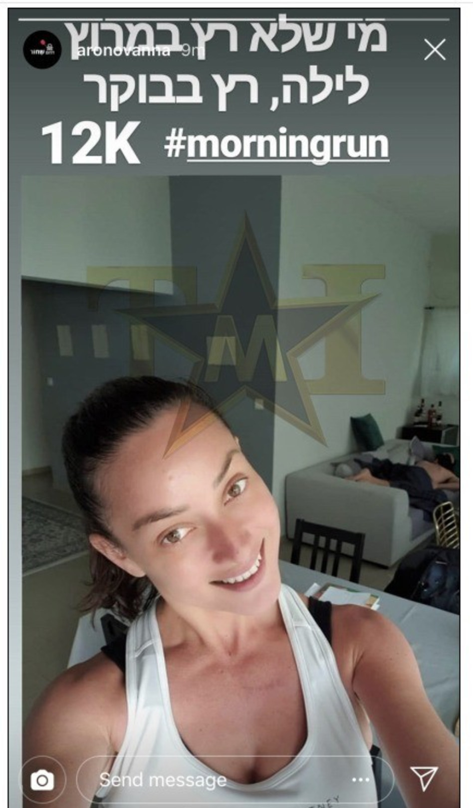 מזהים את הבחור מצד ימין?