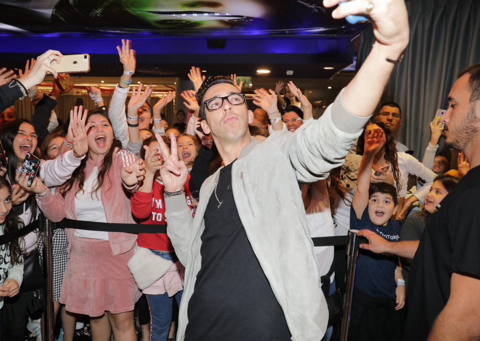 עם המוני המעריצים. עודד פז