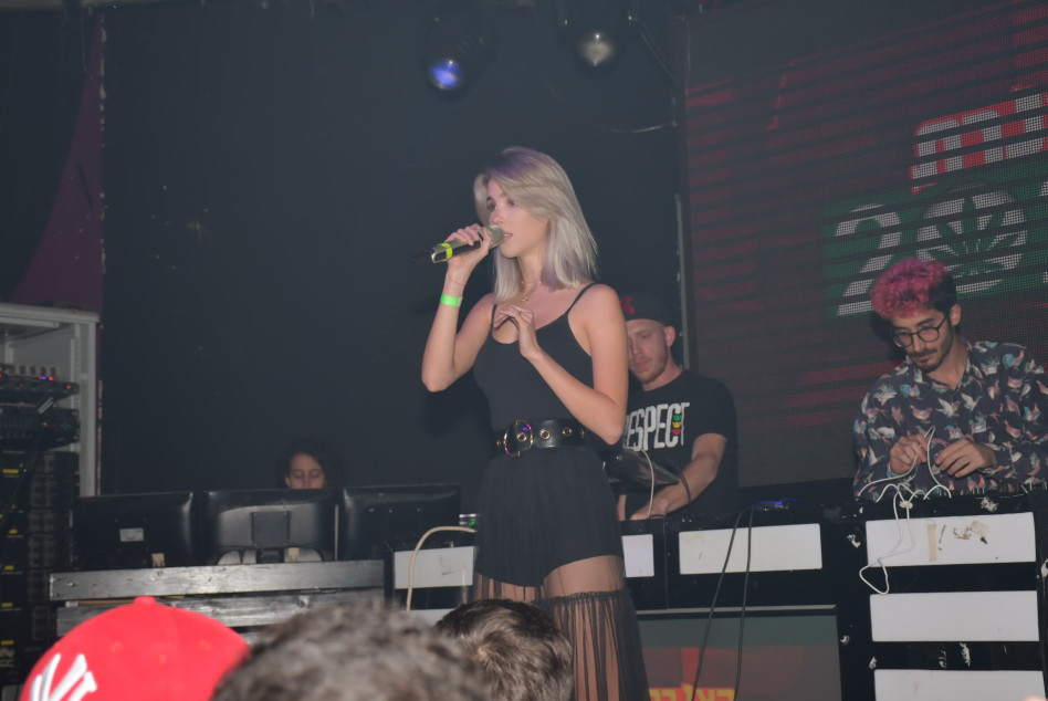 על הבמה. דומרק