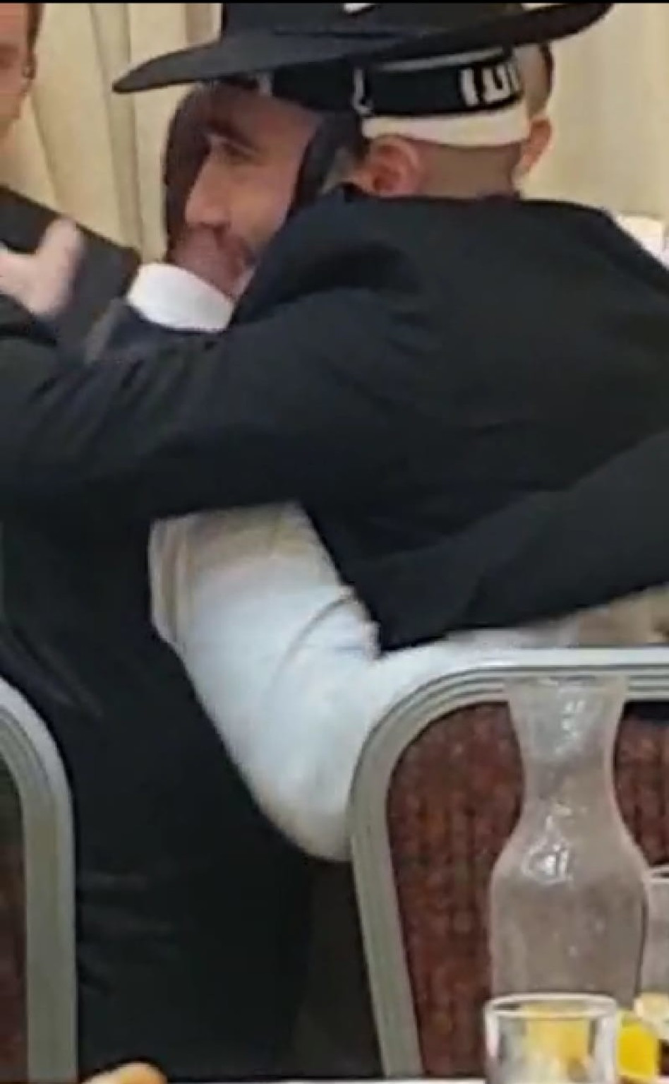 החיוך הסגיר אותו. עומר אדם (צילום מסך)