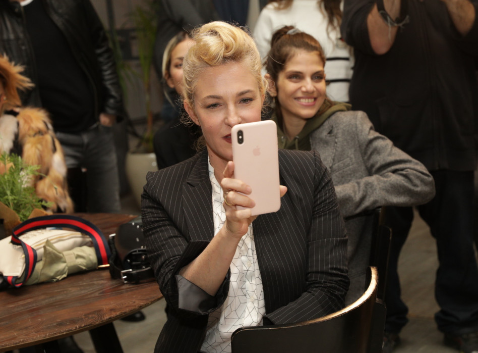 הגיסה כאן כדי לתעד. מיה דגן