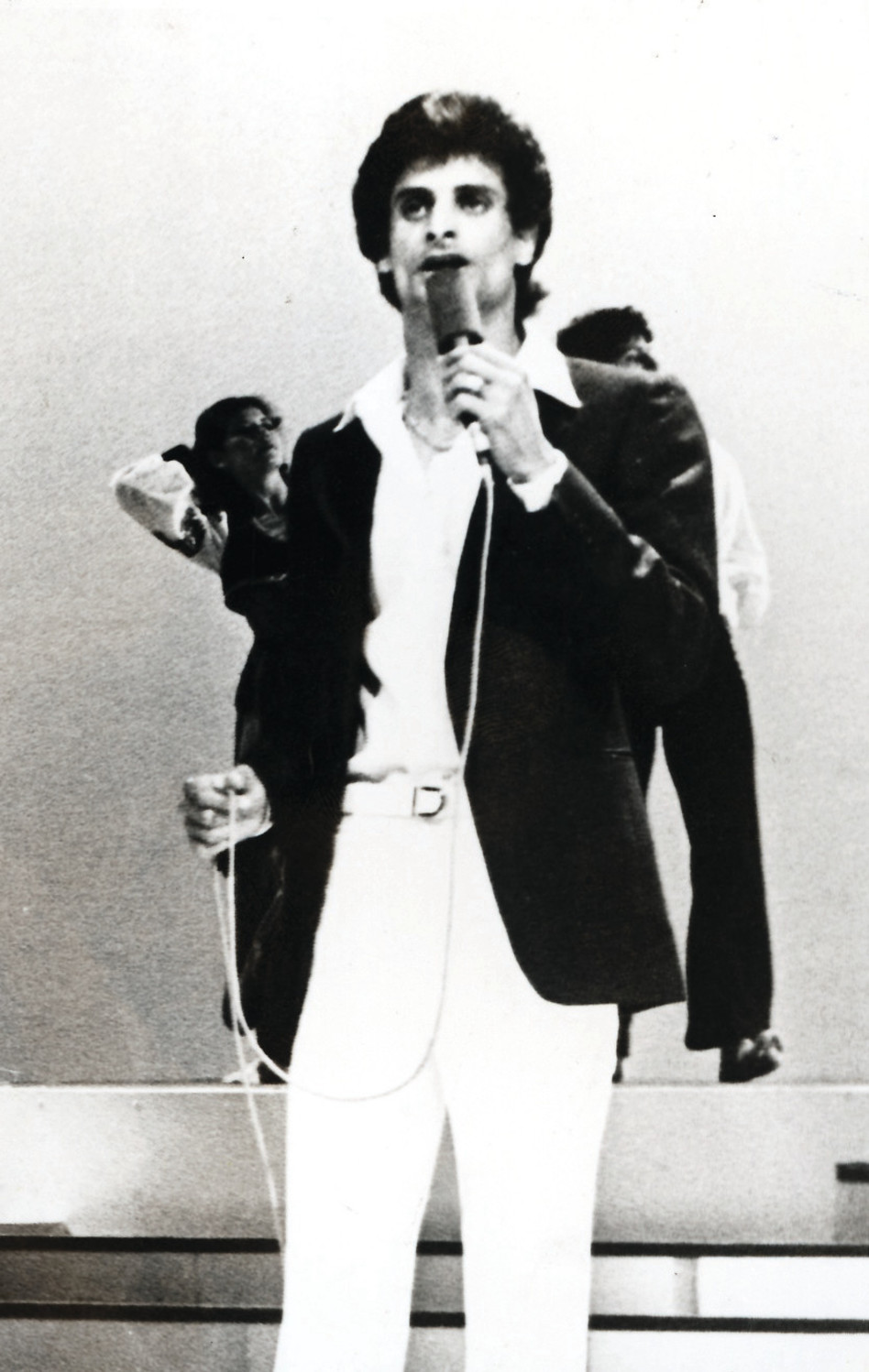 זוהר ארגוב זוכה עם הפרח בגני  (צילום: יצחק אלהרר, סקופ 80)