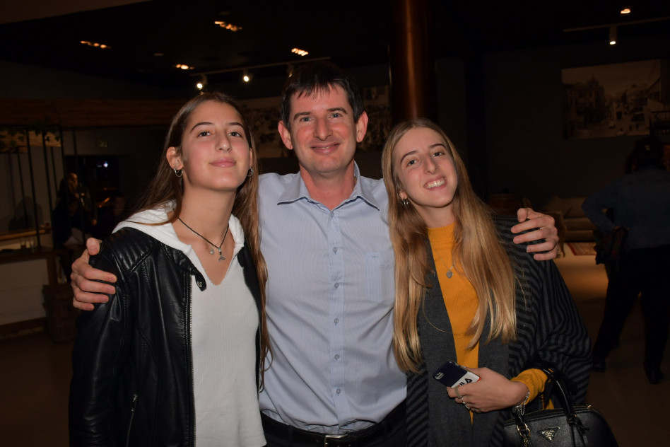 רון וכסלר עם בנותיו נועה ומיכל (צילום: אביב חופי)