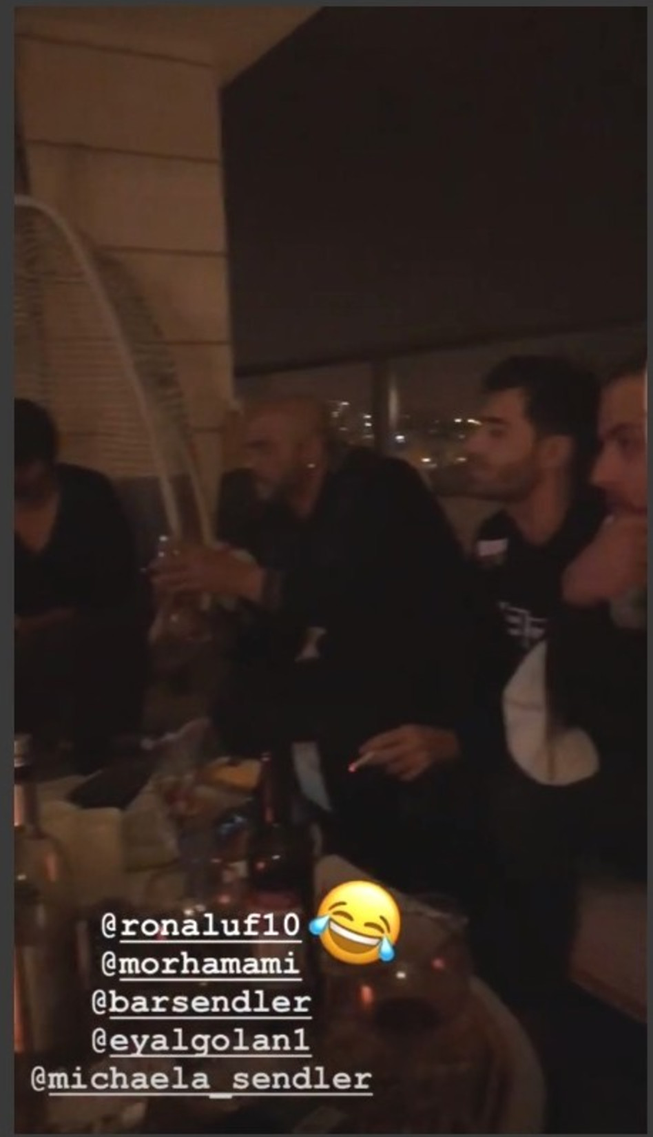 חולה על כדורגל. אייל גולן עם דניאל גרינברג, רועי, מיכאלה ובר סנדלר מור חממי ורון אלוף (צילום: אינסטגרם)