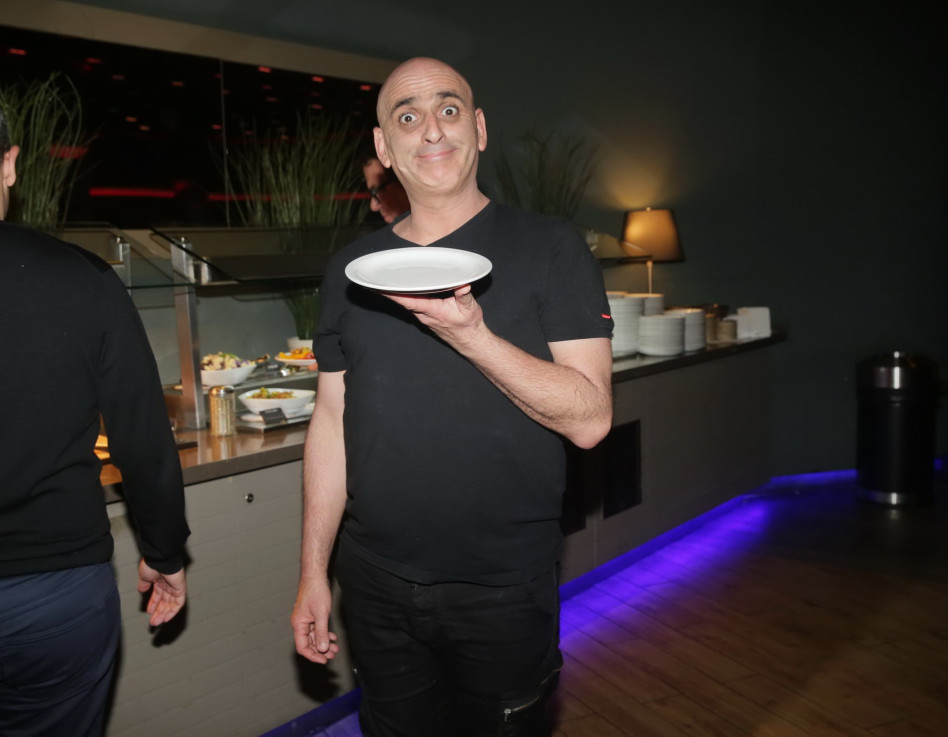 מבולבל. לקח צלחת בלי אוכל