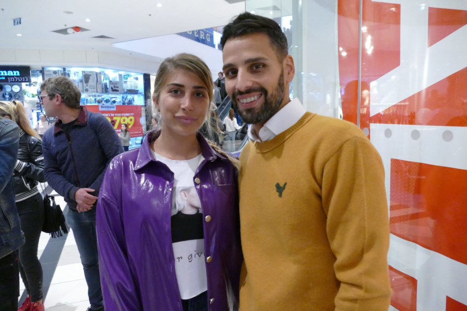 ככה זה היה נראה לפני. מעיין אשכנזי והספר שלה(צילום: אמיר מאירי')