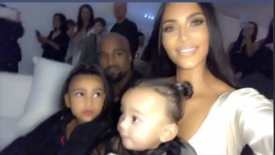 המארחים. קים קניה והילדים