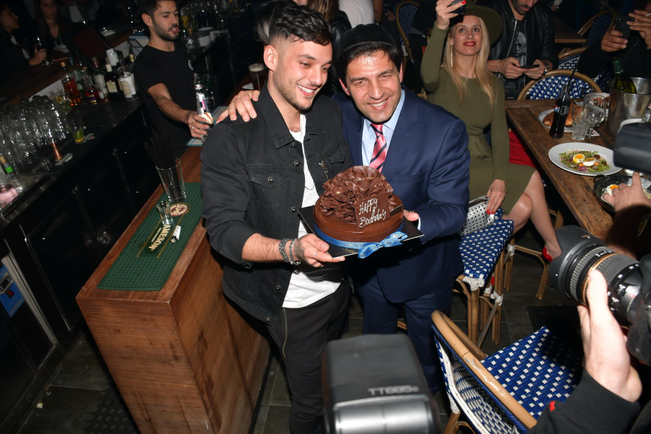 מתעדת מהצד. עם ישראל אוגלבו