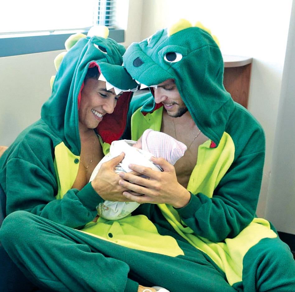 הראל סקעת עם בן זוגו ובנו ארי (צילום: אינסטגרם)