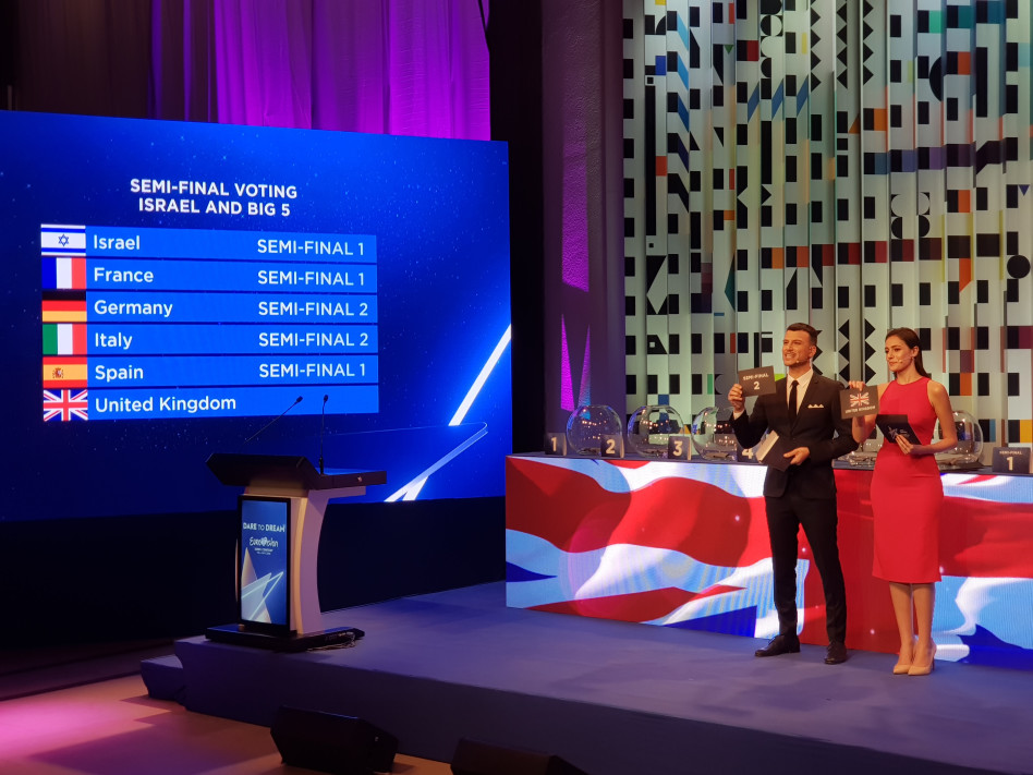 אסי עזר ולוסי איוב בהגרלת סדר ההופעות. (צילום: רם סלע)