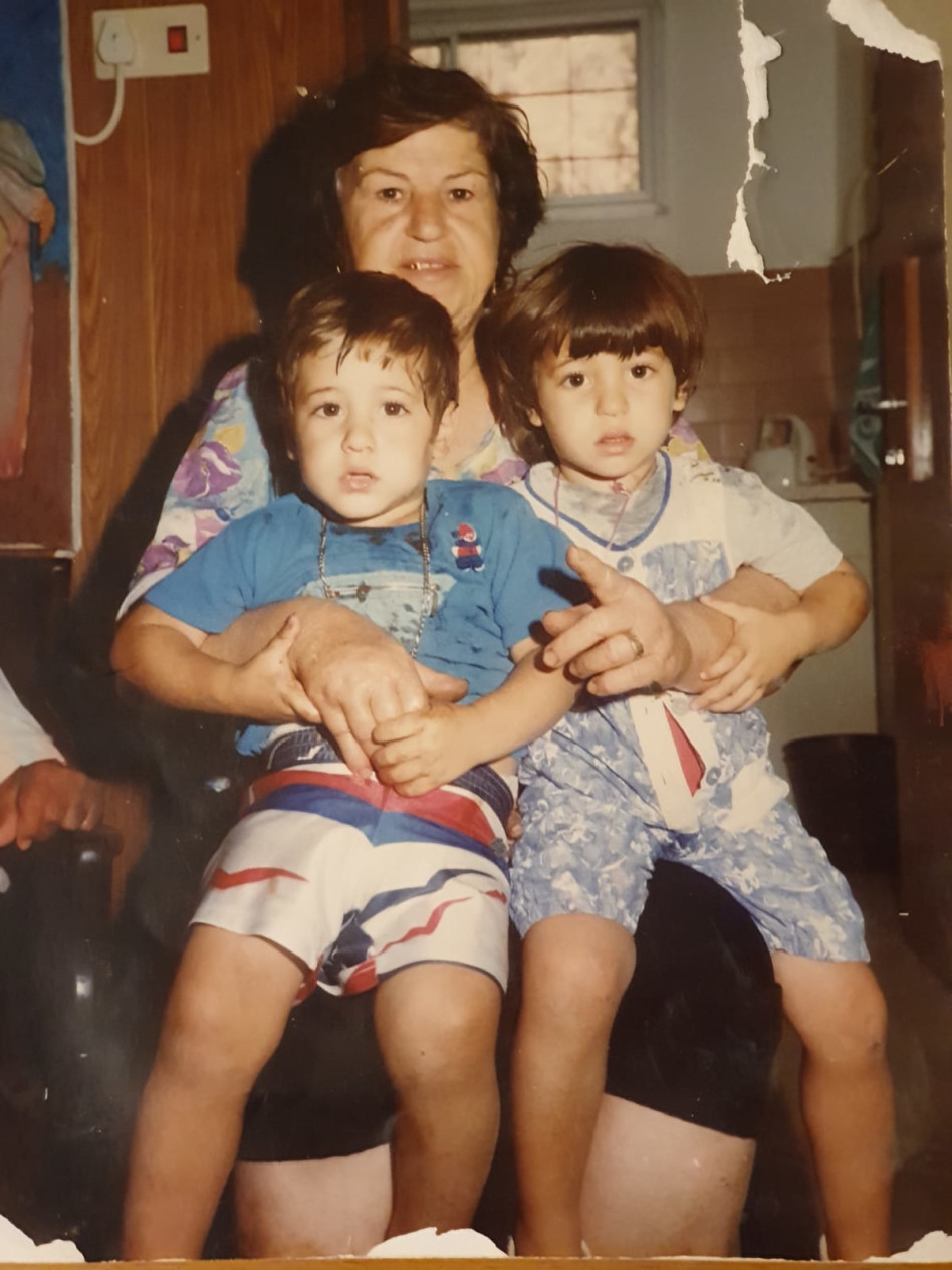 עדן (משמאל) עם אחותה וסבתן (צילום פרטי)