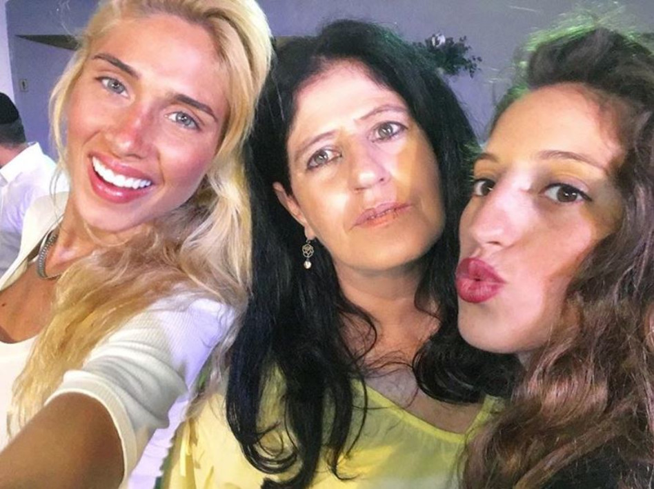 עדן עם אימה ואחותה דנית (צילום: אינסטגרם)