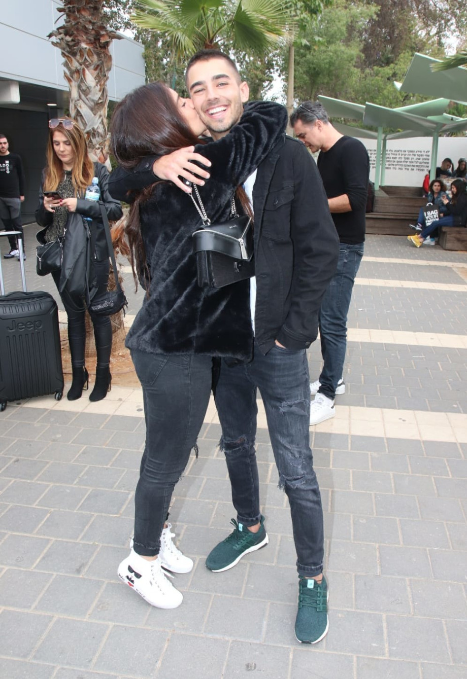 נשיקה מהחברה. עומר חזן וליהי