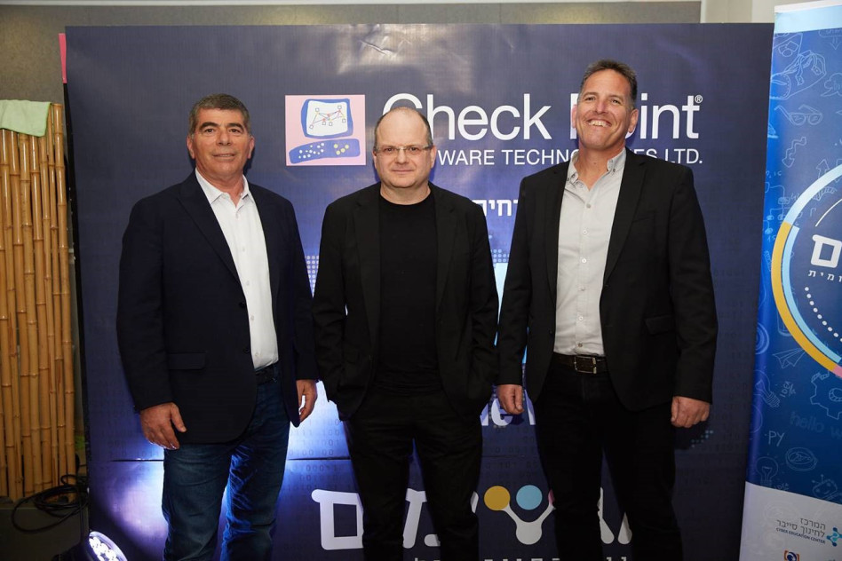 תמונת ארכיון של גיל שוויד עם שגיא בר וגבי אשכנזי (צילום: ליאור אביטן)