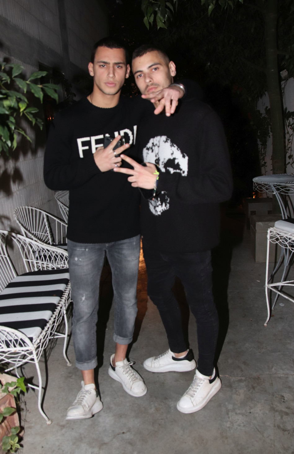 מתחבק עם אחרים. ברק שמיר ורועי סנדל