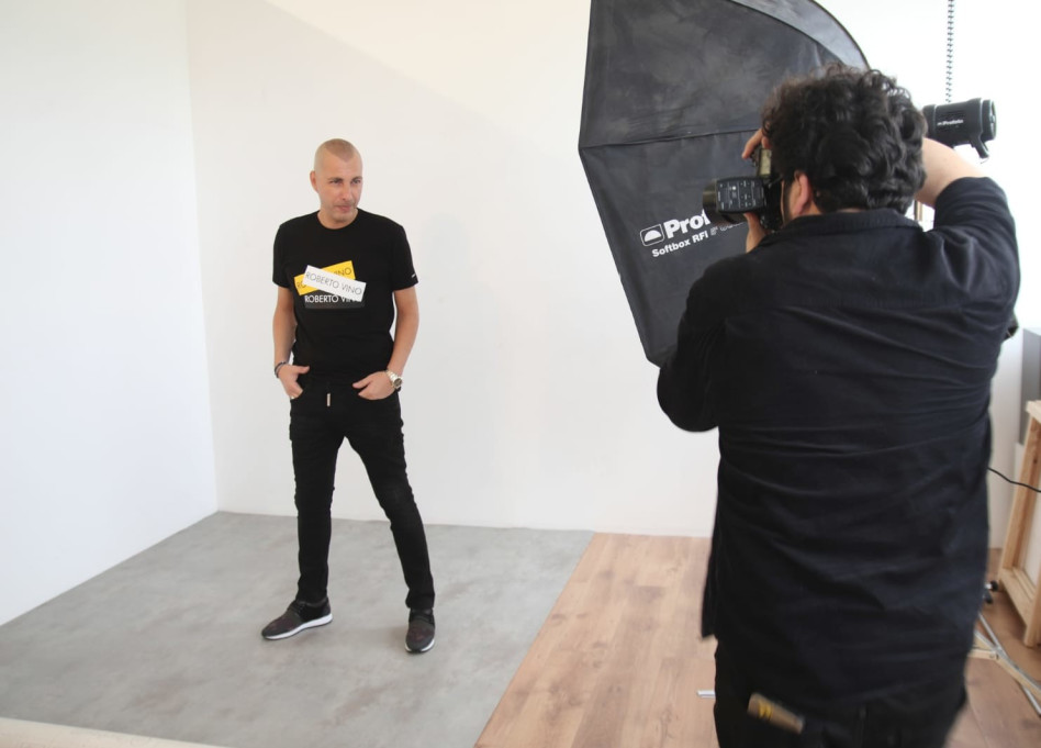 מתרגל פוזות למצלמה