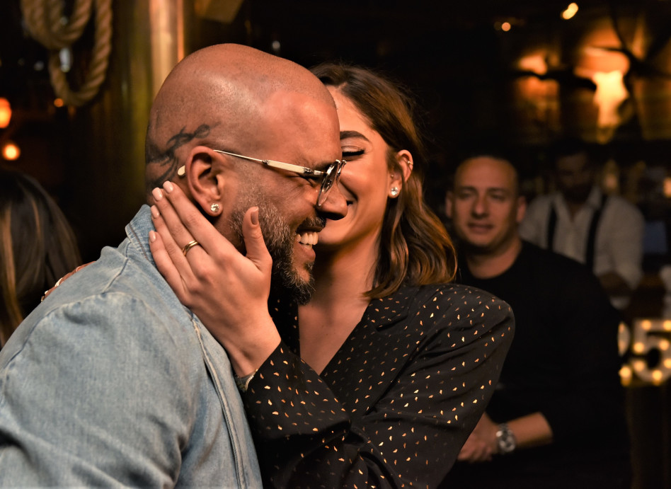 מפוצץ בהופעות, עם לב שמפוצץ באהבה. דניאל גרינברג ואייל גולן מאוהבים (צילום: מוטי דביר)