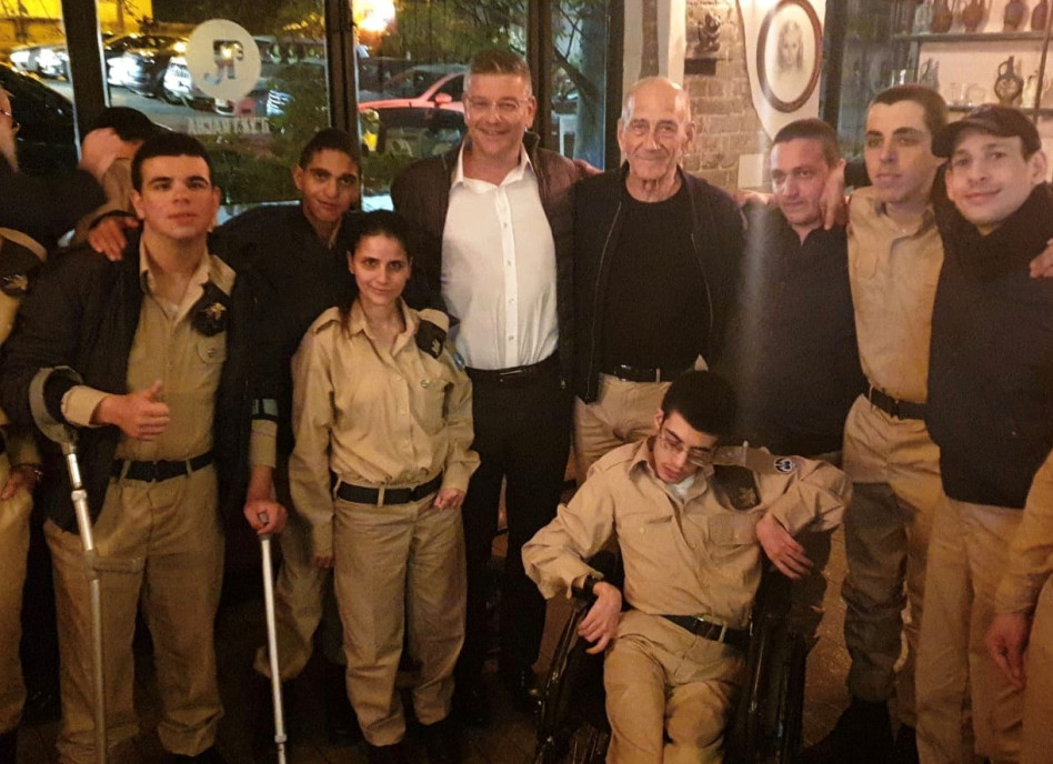 אהוד אולמרט, ישראל רייף וחיילי גדולים במדים (צילום אריאל גדולים במדים)