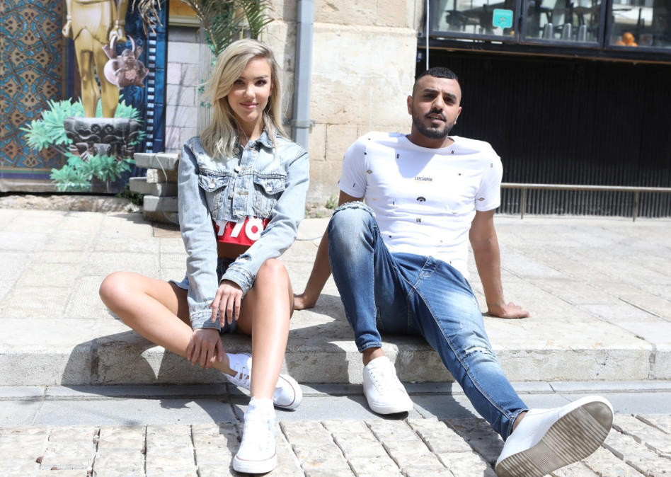 בינתיים מנצלת את הזמן לעבוד בארץ. דומרק עם איתי לוי (צילום: אסף לב)