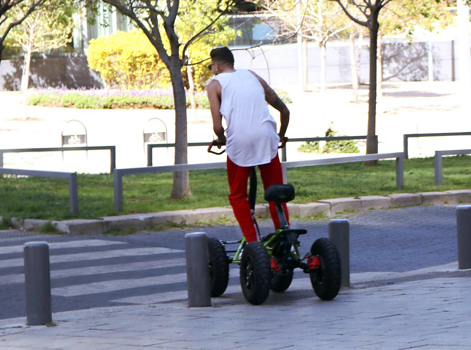 במהירות האור.