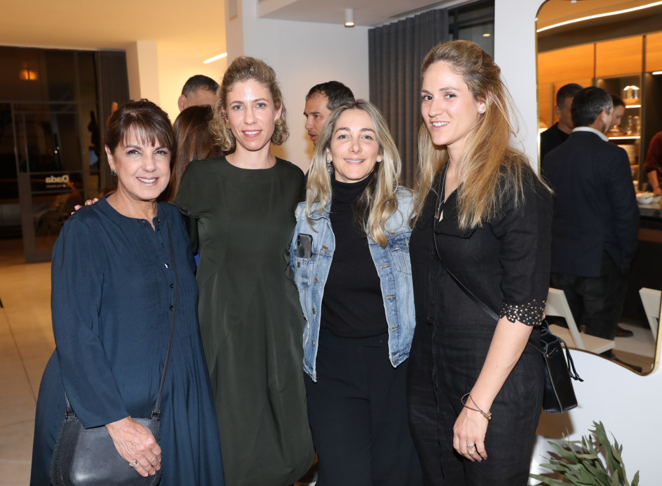 שירלי שוורץ-קאופמן, דנה אוברזון, לירון שוורץ-גילת וליאורה עופר