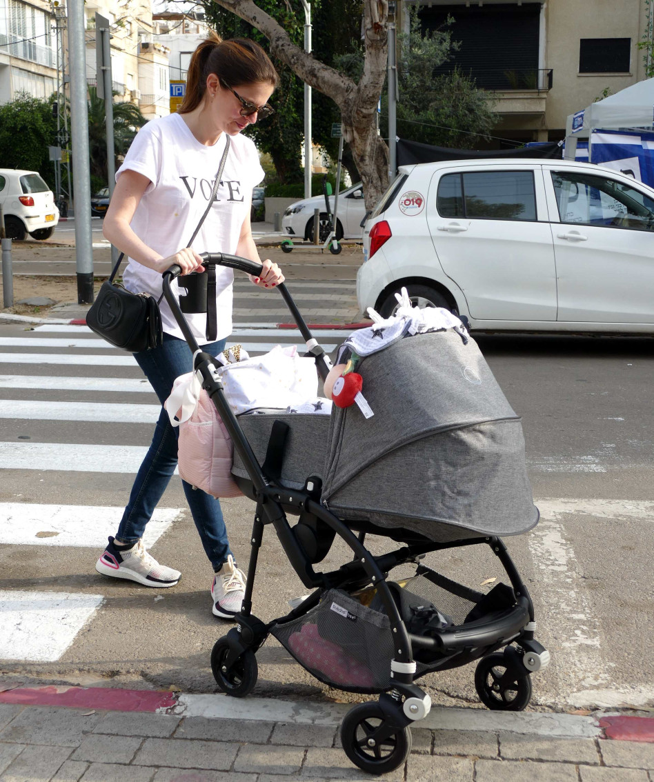 )איזה יום נפלא לצאת לטייל. לירון ויצמן ואמי בעגלה (צילומים: אמיר מאירי