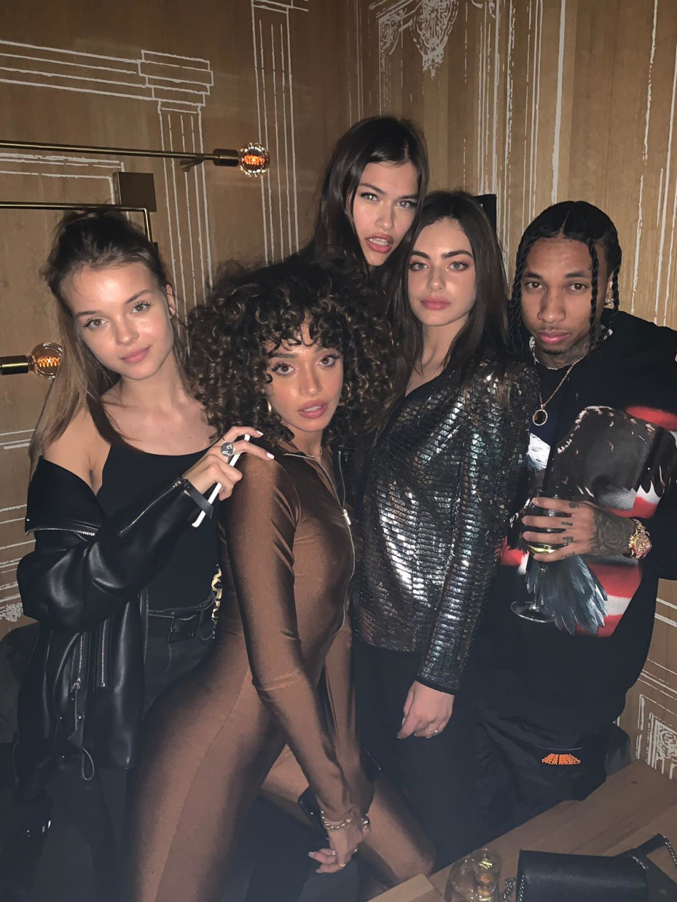 ועכשיו עם היפות האלו. טייגה, יעל שלביה, רומי פרנקל, אנה זק, עדן פינס (צילום: עומרי יערי)