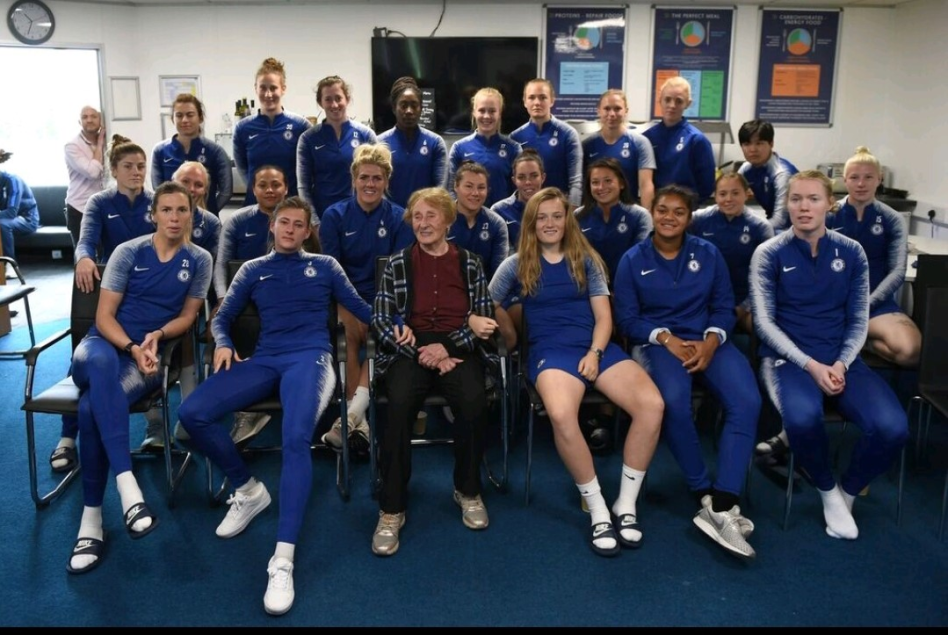 קבוצת הנשים של צ'לסי וסוזן פולאק (צילום: יח"צ צ'לסי)