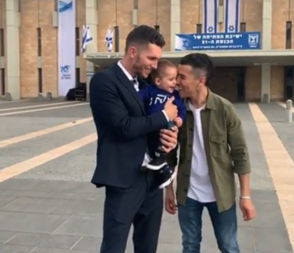 הראל סקעת ובן זוגו בכנסת (צילום מסך)