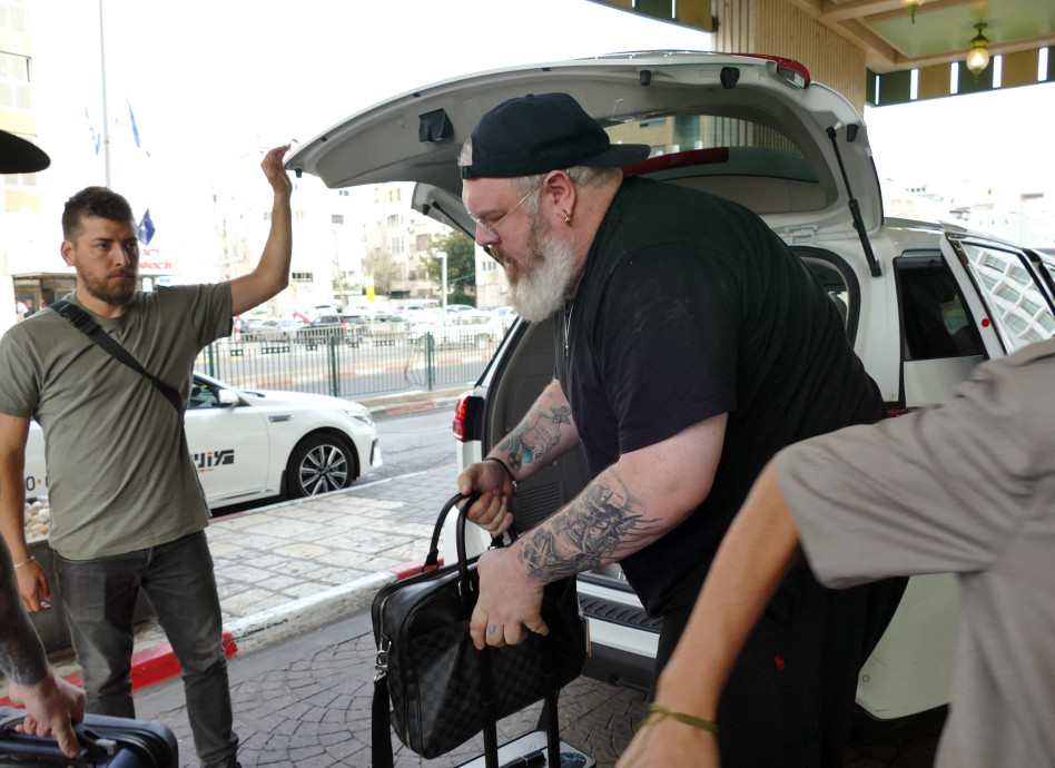 אפילו סוחב בעצמו את המזוודה